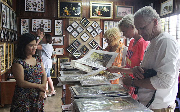 Tranh bướm "hút" khách Tây