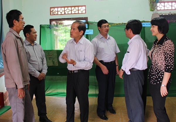 Bí thư Tỉnh ủy ân cần động viên các thành viên Tổ bầu cử bầu cử tại cơ sở