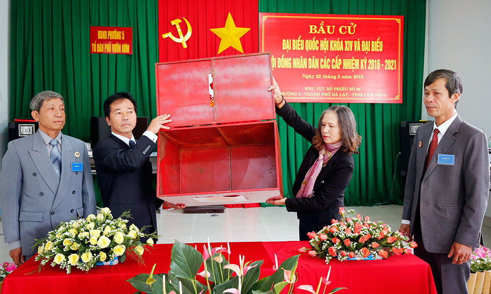 Đại diện cử tri kiểm tra hòm phiếu chính và hòm phiếu phụ tại điểm bầu phiếu