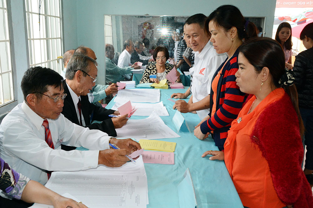 Cử tri nhận thẻ tại thị trấn Liên Nghĩa, huyện Đức Trọng