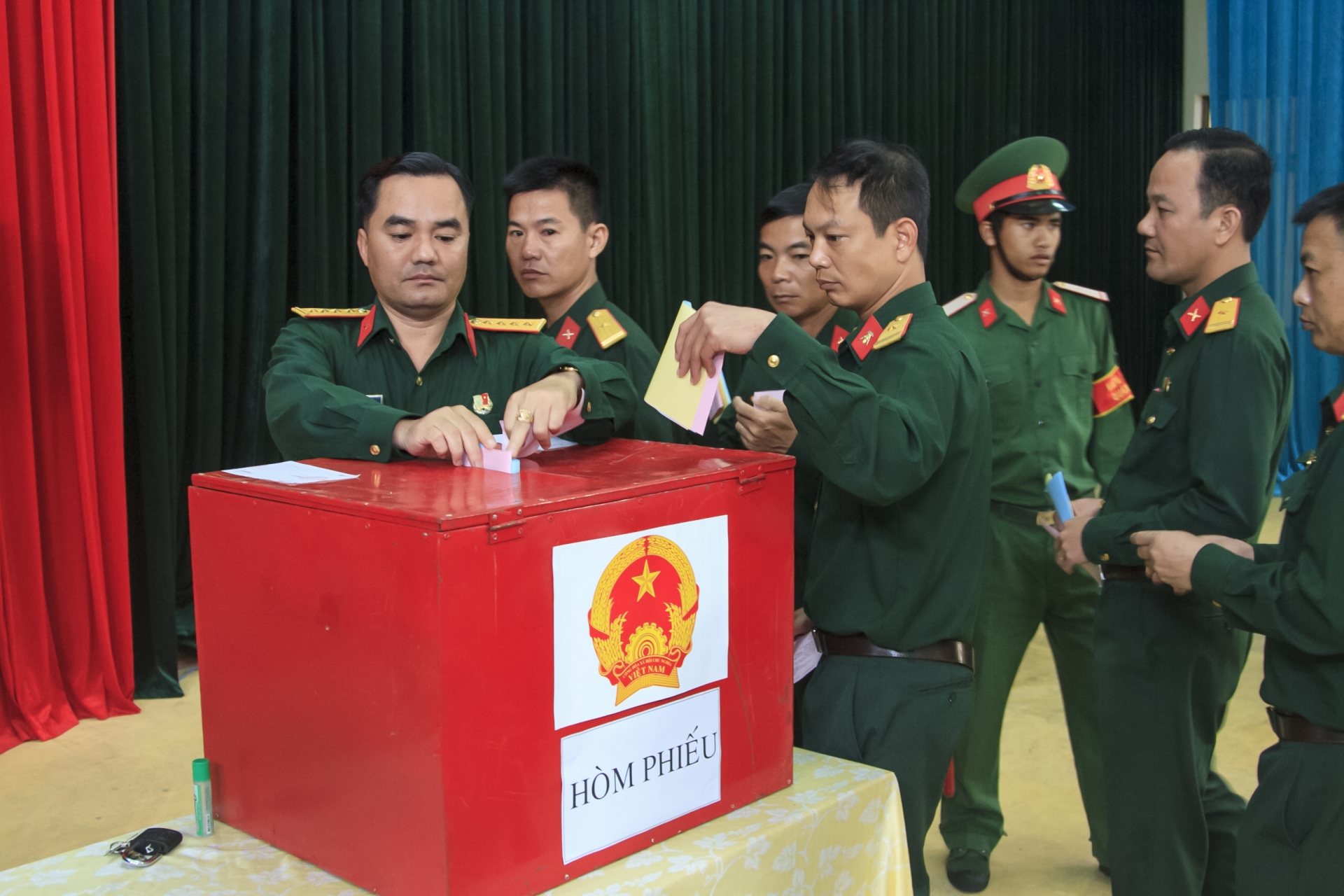 Cán bộ chiến sĩ Học viện lục quân thực hiện quyền cử tri