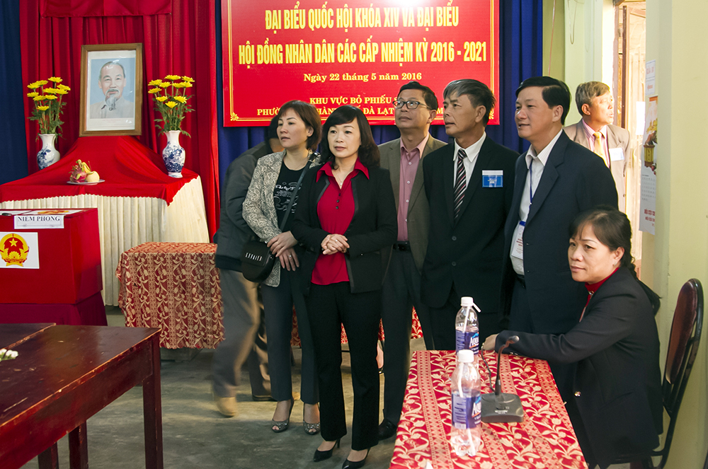 Đồng chí Trần Đức Quận - Phó Bí thư Thường trực Tỉnh ủy và đồng chí Huỳnh Thị Thanh Xuân - Bí thư Thành ủy TP. Đà Lạt kiểm tra, động viên cán bộ làm công tác bầu cử khu vực bỏ phiếu số 95, phường 11, TP. Đà Lạt