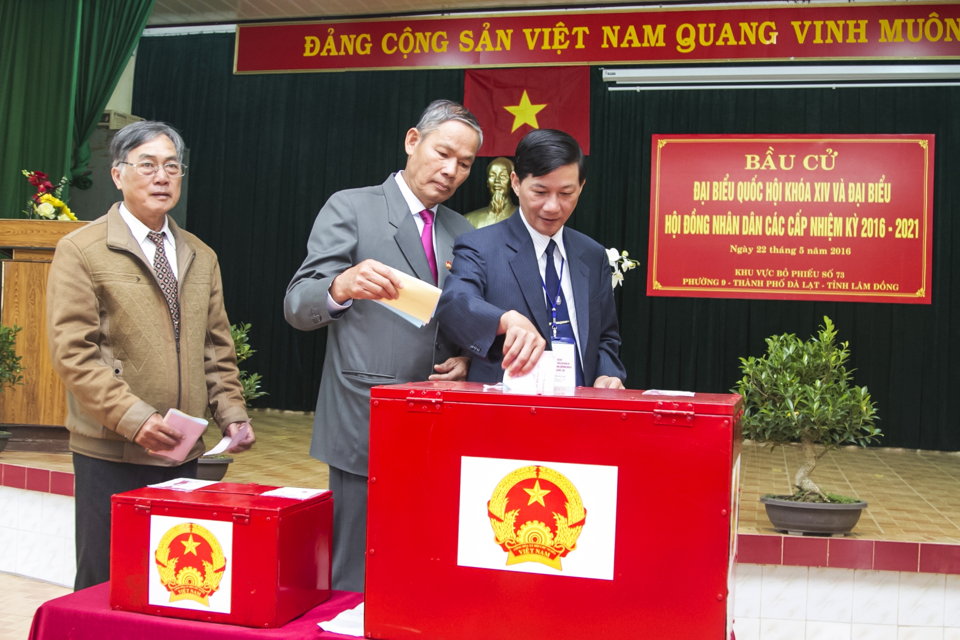 Đồng chí Trần Đức Quận - Phó Bí thư Thường trực Tỉnh ủy bỏ phiếu tại Tổ bầu cử số 73, phường 9, TP. Đà Lạt