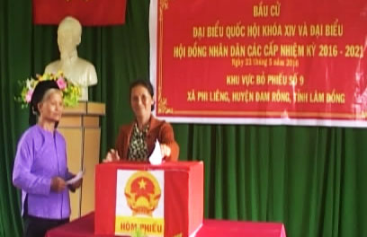 Cử tri bầu cự tại khu vực bỏ phiếu số 9, xã Phi Liêng, huyện Đam Rông