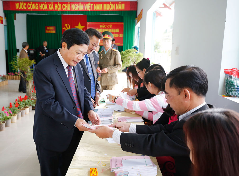 Chủ tịch UBND tỉnh Đoàn Văn Việt tham gia bầu cử tại tổ bầu cử số 36 - tổ dân phố Vườn Ươm (P.5, TP. Đà Lạt). Ảnh: VÕ TRANG