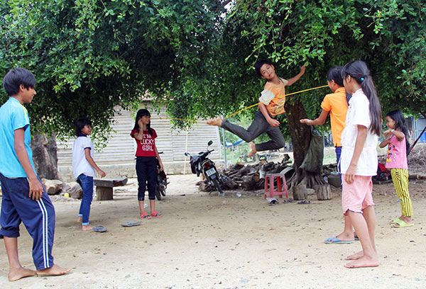 Rất cần những sân chơi &quot;đúng nghĩa&quot; cho trẻ em nông thôn