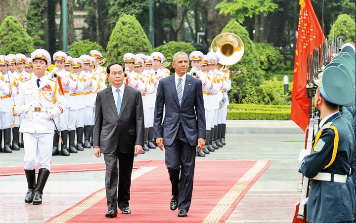 Chủ tịch nước Trần Đại Quang và Tổng thống B. Ô-ba-ma duyệt Đội Danh dự QĐND Việt Nam.