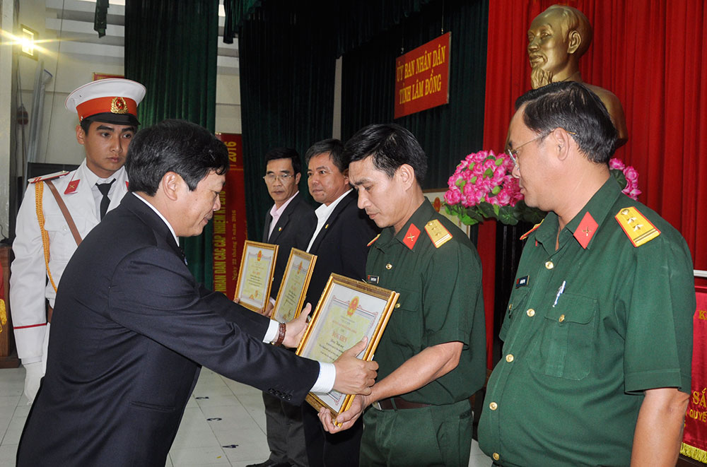 Tỷ lệ công dân tốt nghiệp trung cấp, cao đẳng, đại học nhập ngũ chưa tương xứng