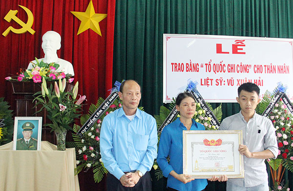 Chính thức trao Bằng Tổ quốc ghi công cho thân nhân liệt sĩ kiểm lâm viên Vũ Xuân Hải