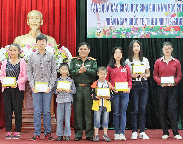 Gặp mặt, tặng quà học sinh giỏi nhân dịp Quốc tế Thiếu nhi 1/6