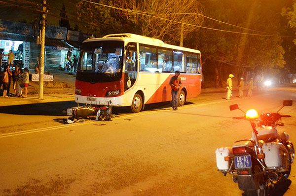 Hai thanh niên lao đầu vào xe khách