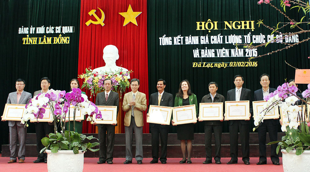 Trao Giấy khen cho các TCCS đảng Khối CCQ tỉnh đạt trong sạch vững mạnh tiêu biểu năm 2015
