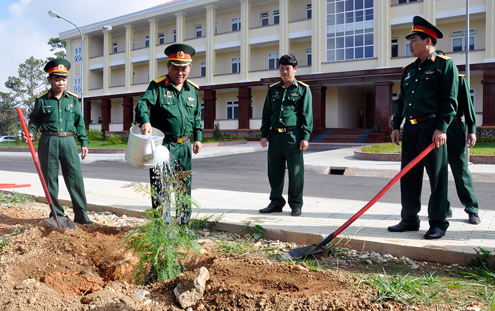 Học viện Lục quân trồng cây hưởng ứng Ngày môi trường thế giới 5/6