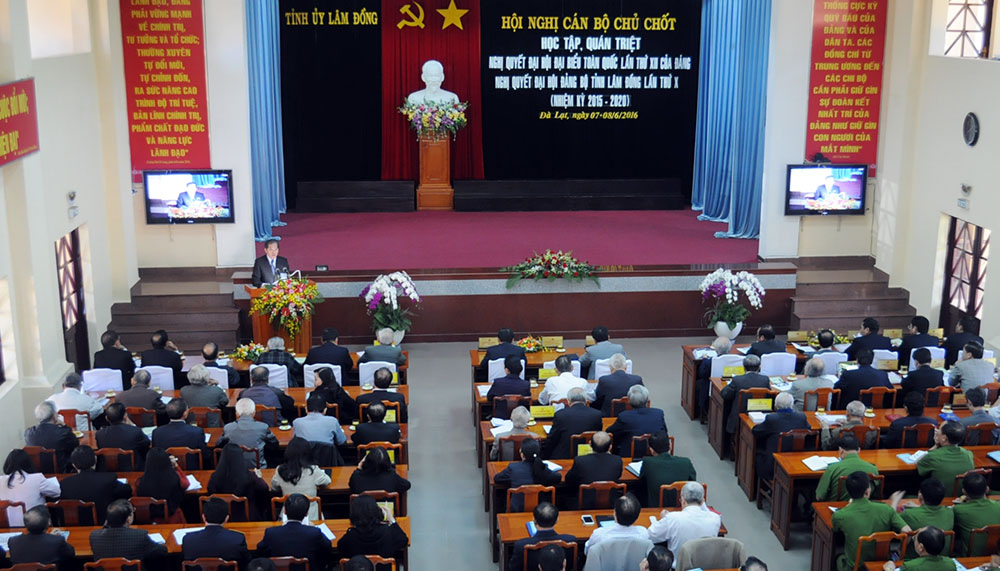 Toàn cảnh hội nghị tại điềm cầu Hội trường Tỉnh ủy