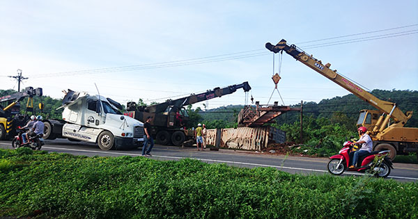 Xe container lật ngửa khi lao dốc