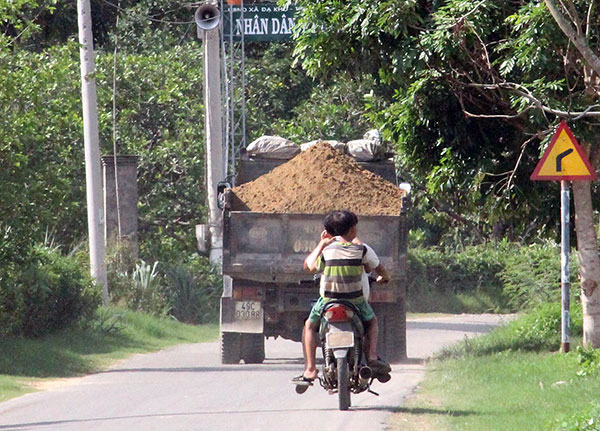 Những xe cát chất cao ùn ùn chở từ bờ sông xã Đạ Kho ra