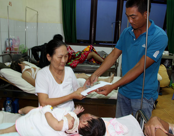 Gần 70 triệu đồng giúp đỡ bé trai 11 tháng tuổi bị bỏng nặng