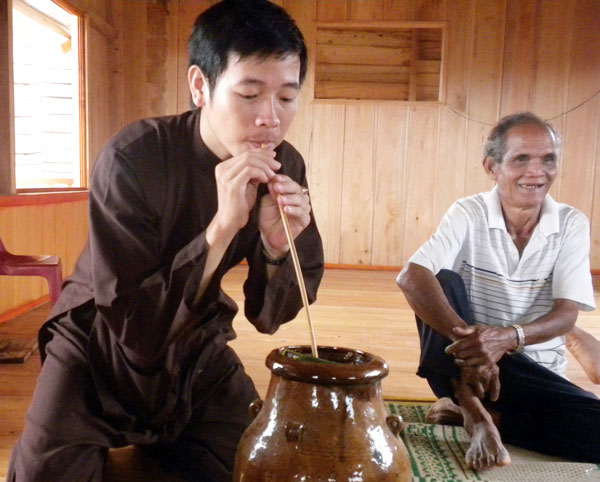 Tìm hiểu văn hóa tại nhà già K’Đúc