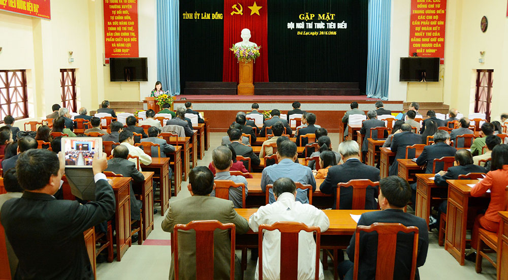 Toàn cảnh buổi gặp mặt đội ngũ trí thức tiêu biểu