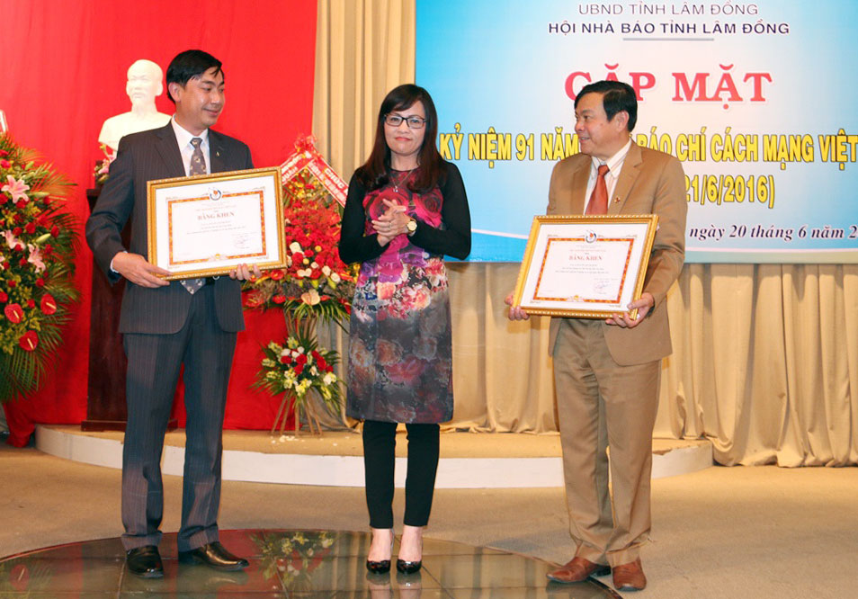 Trao Bằng khen cho cá nhân xuất sắc