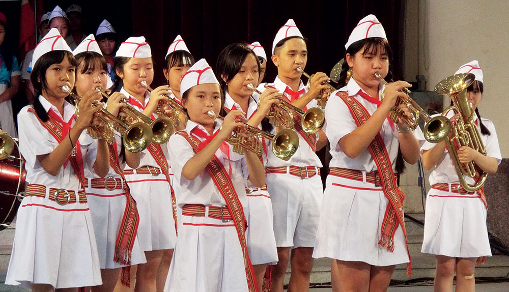 Đội ta lớn lên cùng đất nước
