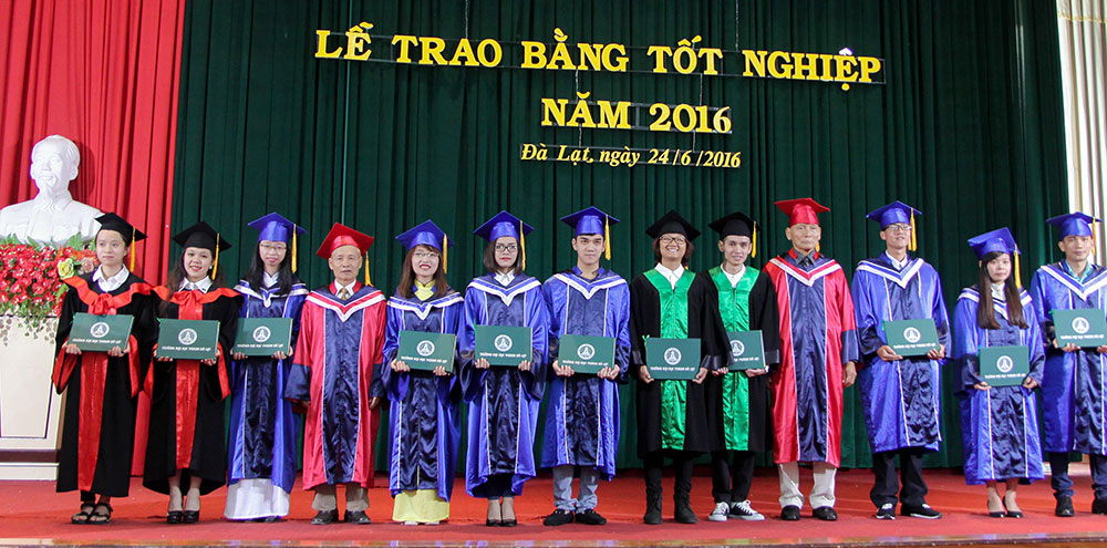 147 tân cử nhân Trường Đại học Yersin nhận bằng tốt nghiệp