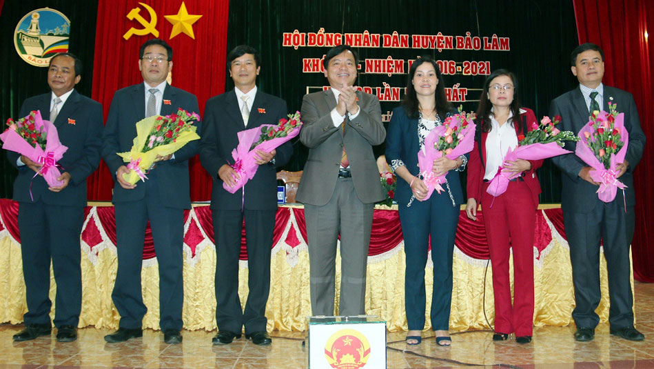 Ra mắt chức danh Chủ tịch, Phó Chủ tịch và các ban HĐND huyện khóa mới
