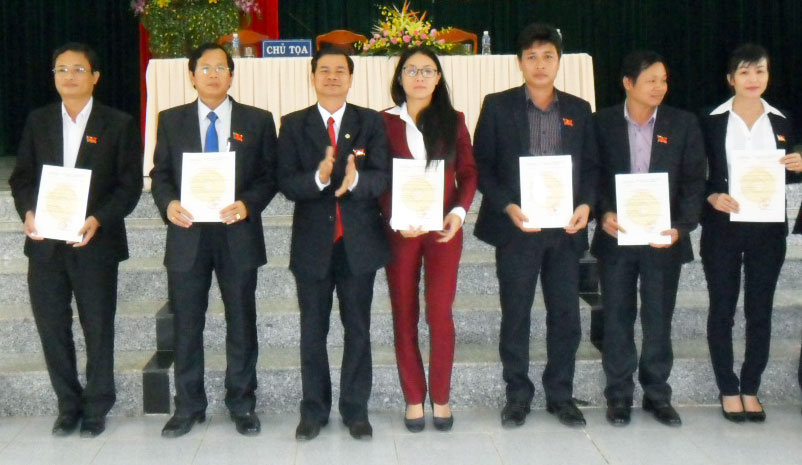 Trao giấy chứng nhận đại biểu HĐND huyện Đức Trọng khóa XI cho các đại biểu HĐND