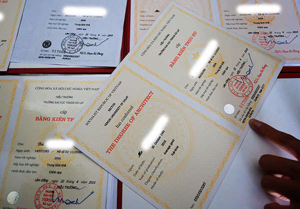 Sinh viên Đại học Yersin Đà Lạt khổ vì &quot;thông tin lạ&quot; ghi trên văn bằng tốt nghiệp