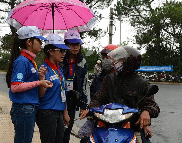 Đưa phụ huynh và thí sinh dự thi về điểm thi bằng xe máy