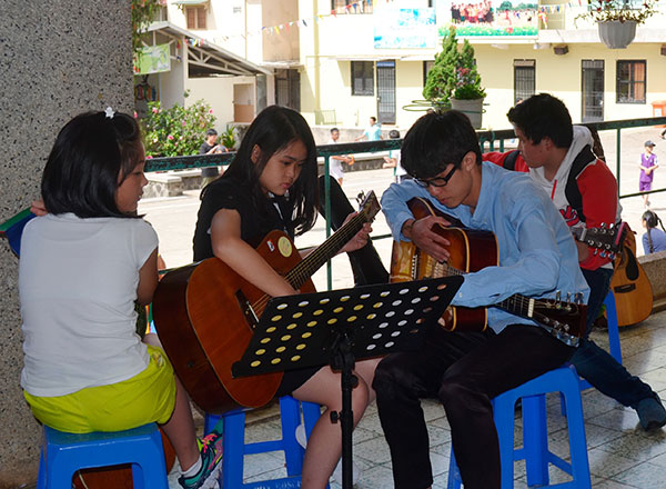 Sân chơi hè tại một tu viện