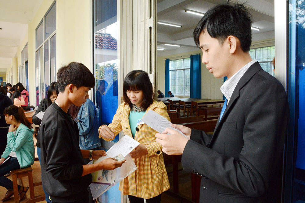 Kiểm tra số báo danh trước khi vào phòng thi