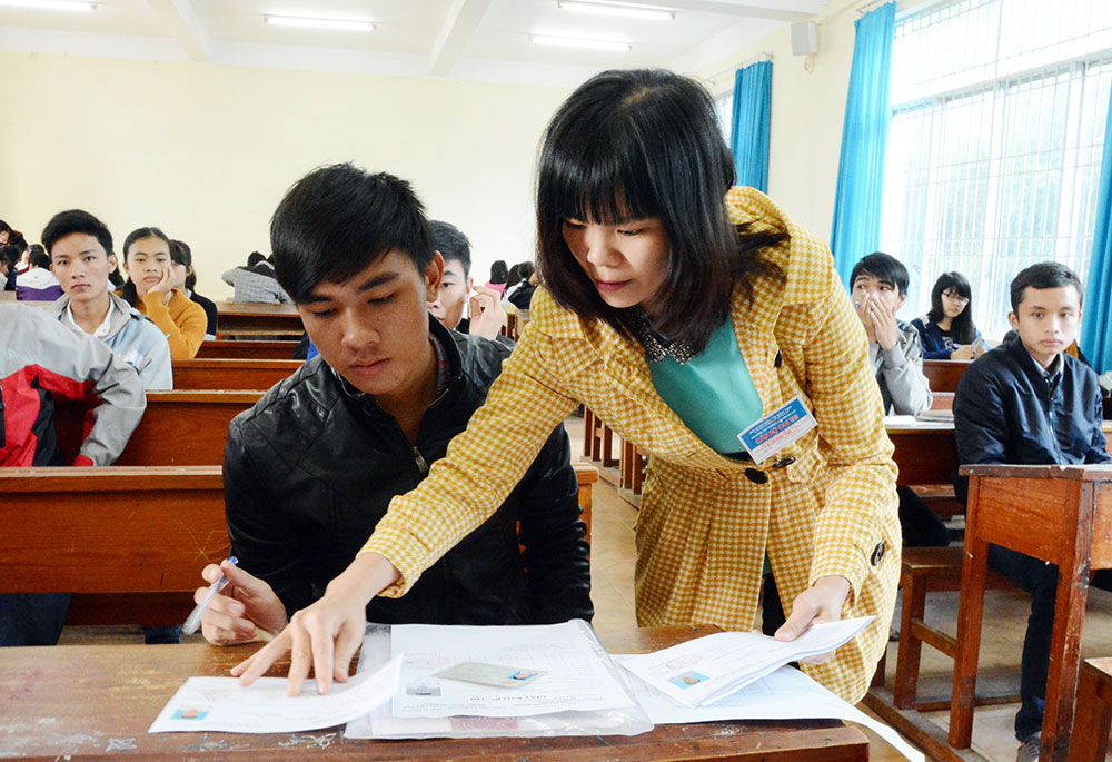 Giám thị phát thẻ dự thi cho thí sinh