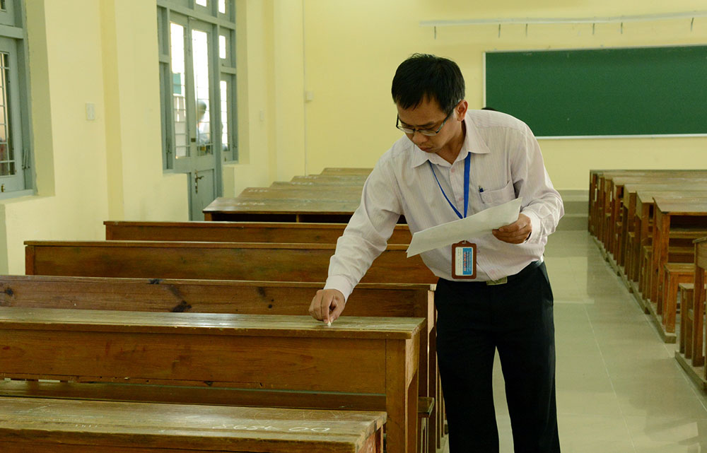 Giám thị đánh số báo danh