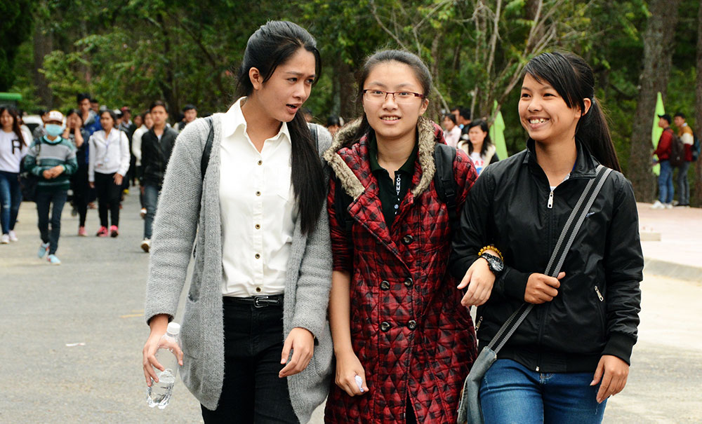 Thí sinh vui vẻ ra về sau khi hoàn tất bài thi thứ nhất