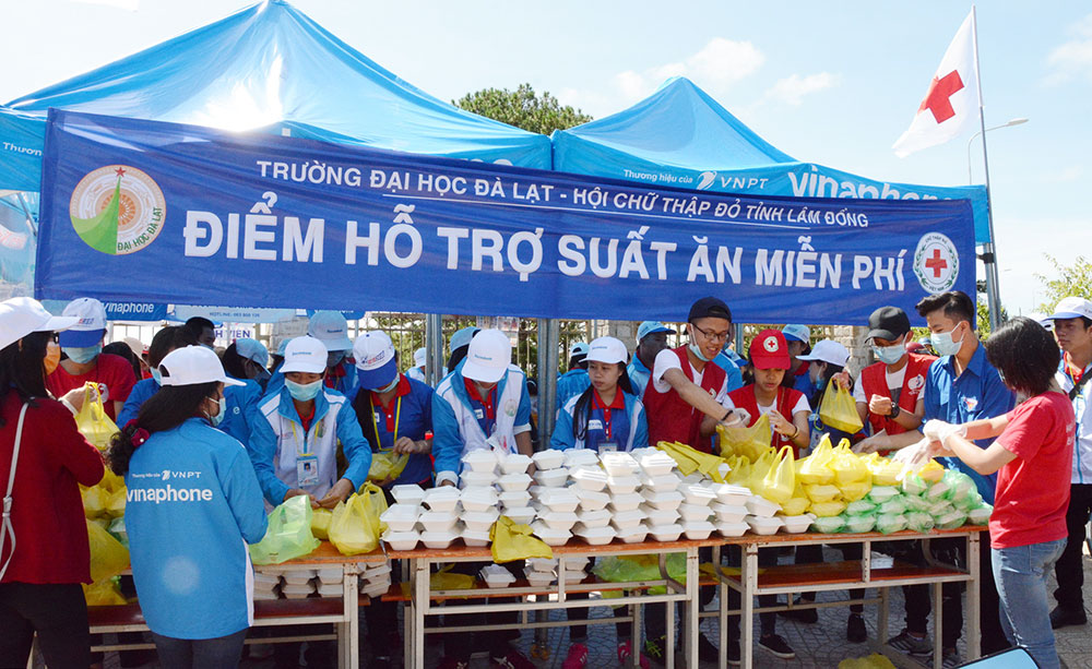 Trên 2.400 suất cơm miễn phí cho thí sinh trong 2 ngày thi đầu