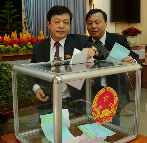 Các đại biểu HĐND tỉnh khóa IX bỏ phiếu tín nhiệm các chức danh chủ chốt của HĐND và UBND tỉnh nhiệm kỳ 2016 – 2021