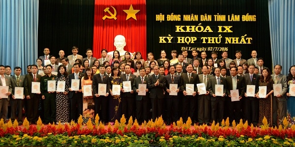 Trao giấy Chứng nhận đại biểu HĐND tỉnh khóa IX, nhiệm kỳ 2016 – 2021