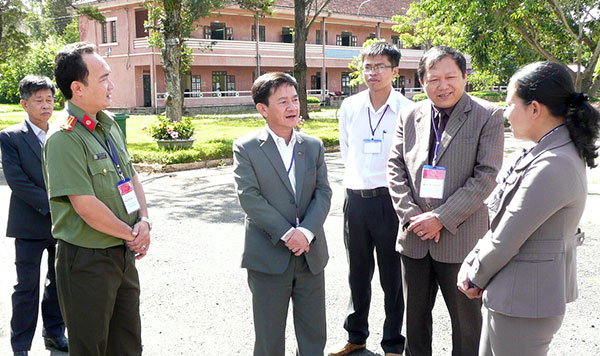 Phó Chủ tịch UBND tỉnh Phan Văn Đa kiểm tra các điểm thi
