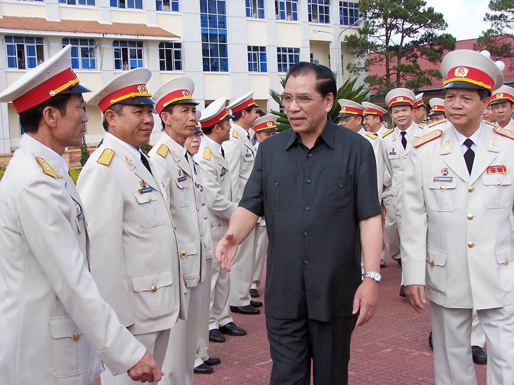 Nguyên Tổng Bí thư Nông Đức Mạnh trong một lần đến thăm Học viện