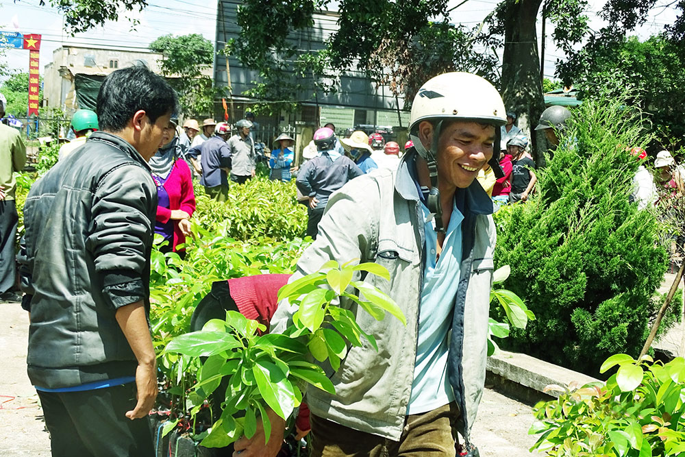 Tập huấn kỹ thuật và chuyển giao cây giống cho các xã vùng sâu