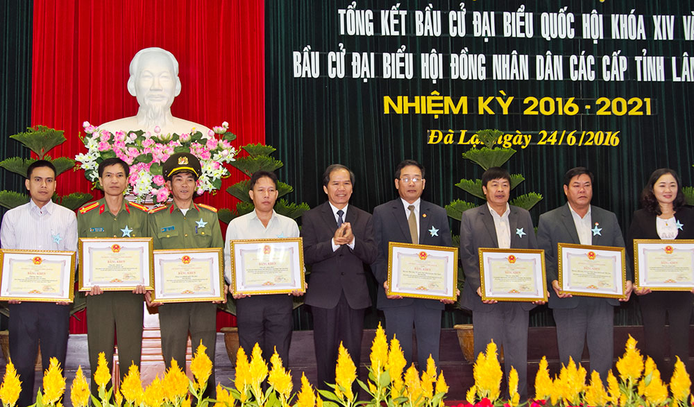 Phát huy vai trò của già làng, người uy tín trong công tác bầu cử