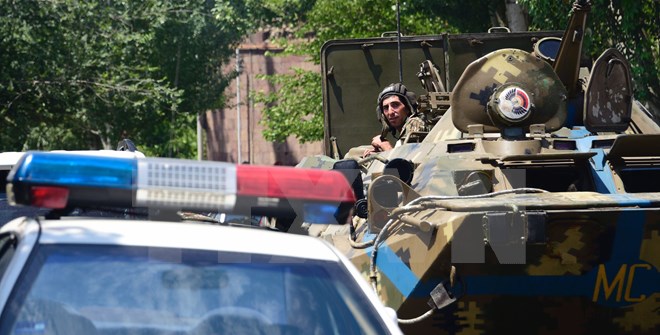 Lực lượng an ninh Armenia phong tỏa bên ngoài trụ sở trung đoàn cảnh sát ở Yerevan ngày 17/7. (Nguồn: AFP/TTXVN)