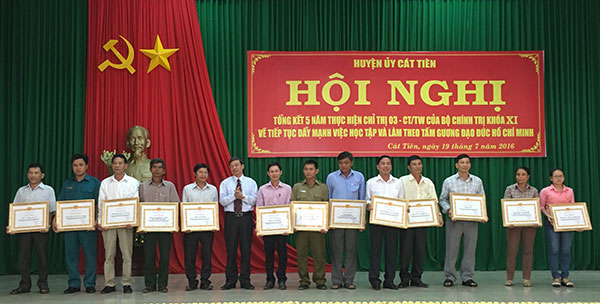Cát Tiên: Khen thưởng 28 tập thể, 31 cá nhân điển hình tiên tiến trong học tập và làm theo Bác