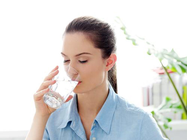 6 lí do nên uống một cốc nước ấm vào mỗi sáng