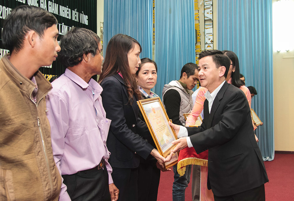Ông Phan Văn Đa - Phó Chủ tịch UBND tặng bằng khen cho tập thể, cá nhân đã có đóng góp đặc biệt cho Chương trình giảm nghèo nhanh và bền vững của tỉnh