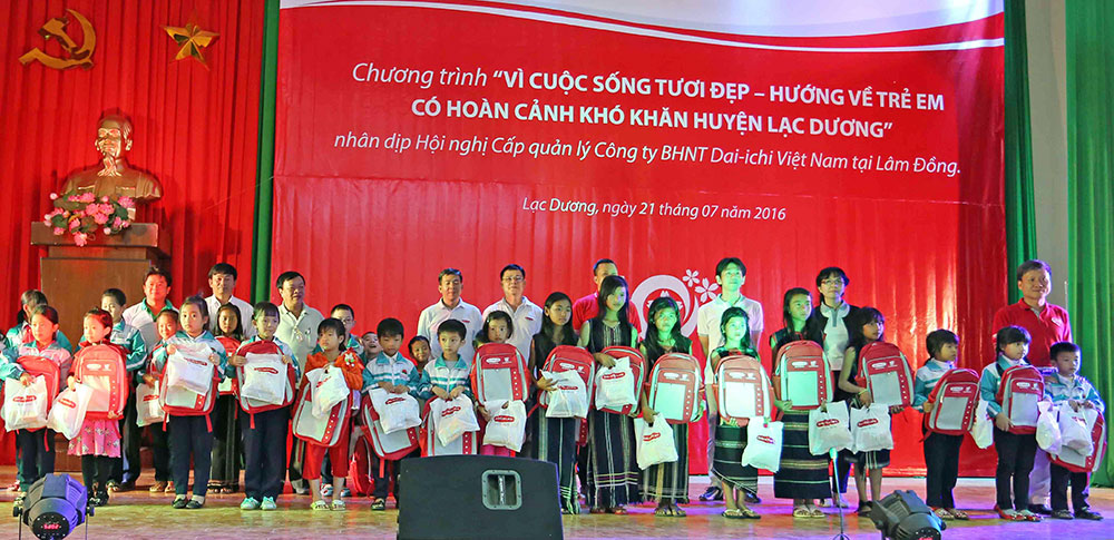 Tặng 500 phần quà cho trẻ em nghèo Lạc Dương