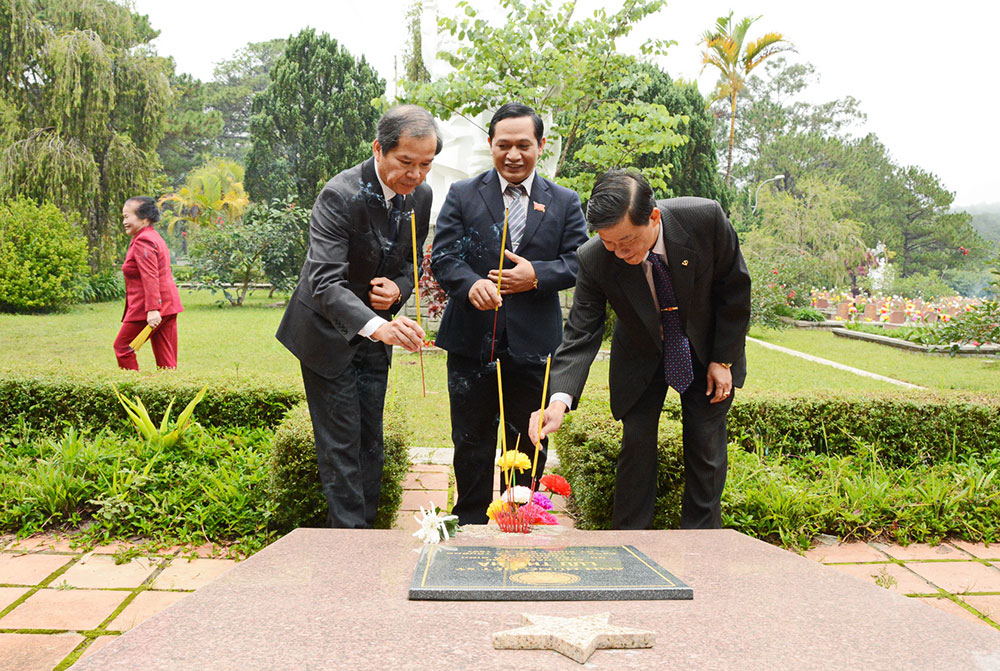 Thành kính thắp lên nén hương tri ân