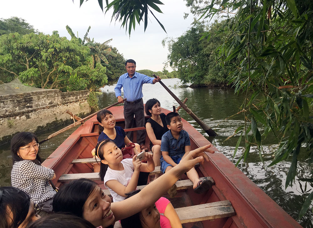 Du khách hào hứng khi đến thăm Đảo Cò
