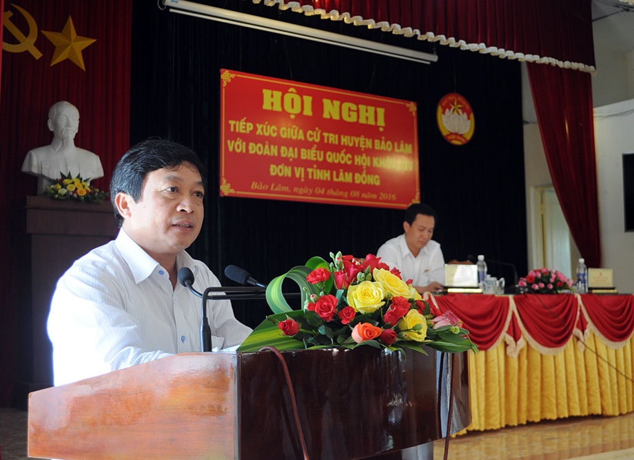 Đồng chí Đoàn Văn phát biểu giải trình với cử tri tại buổi tiếp xúc